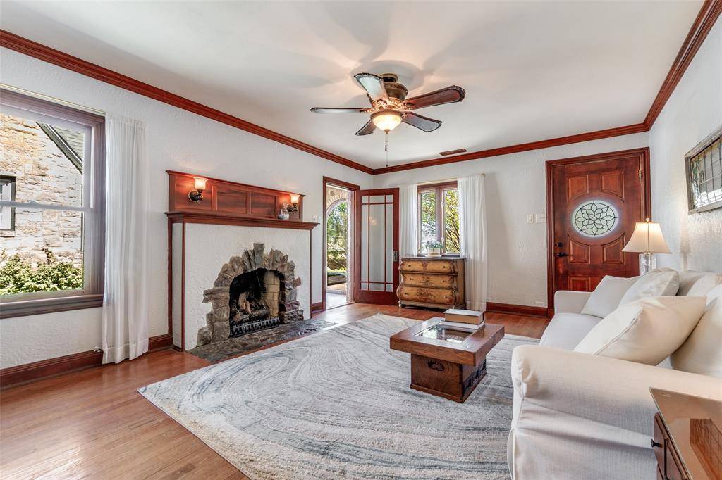 6903 Vivian Avenue, Dallas, TX 75223