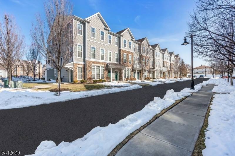 17 Jasmine Ln, Garfield City, NJ 07026