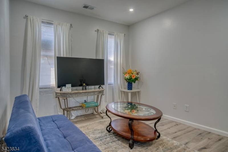 906 Roselle St, Linden City, NJ 07036