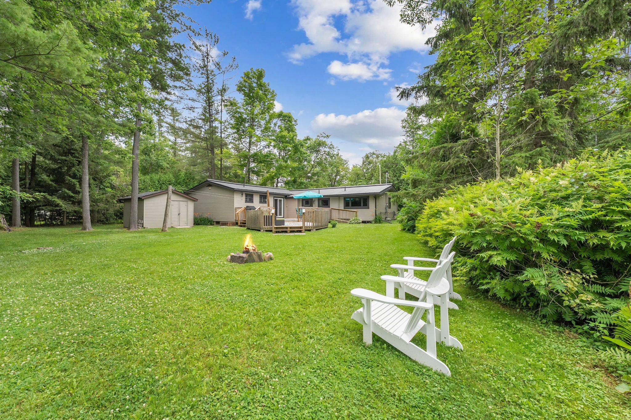 10 Maplewood LN, Georgina, ON L0E 1R0