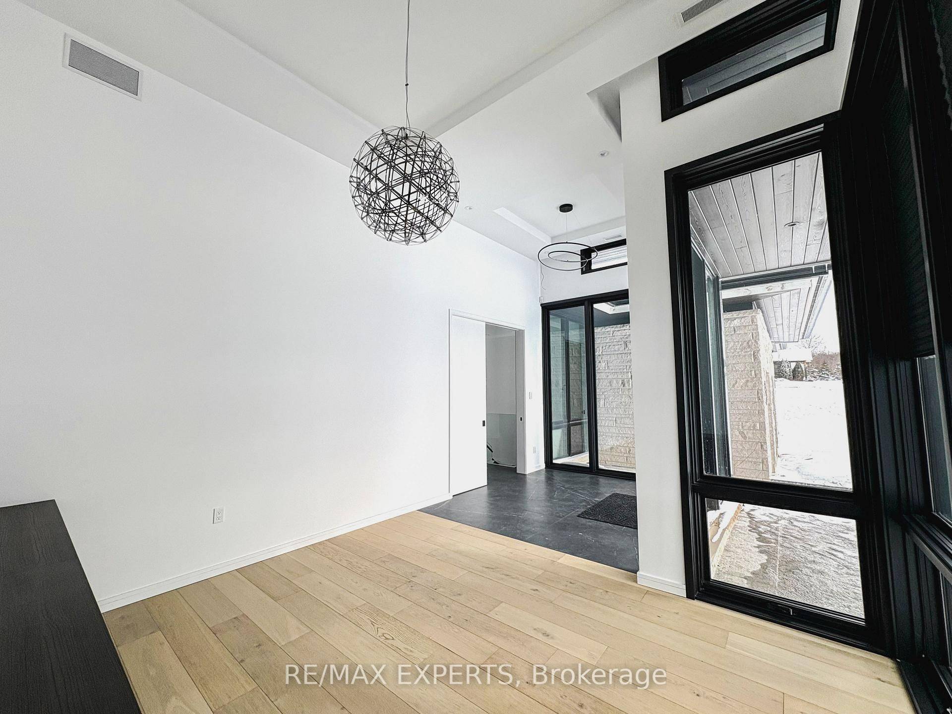 130 Dale CRES, Bradford West Gwillimbury, ON L0L 1L0