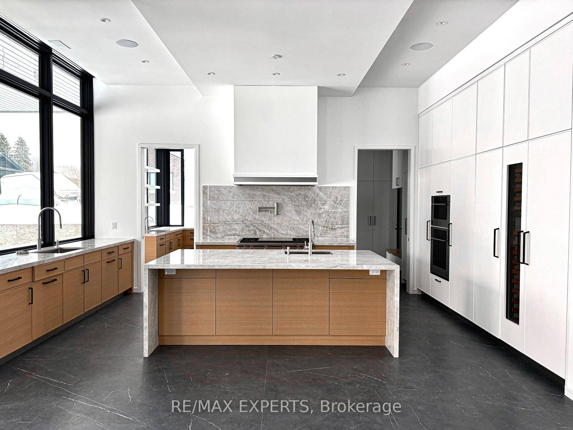 130 Dale CRES, Bradford West Gwillimbury, ON L0L 1L0