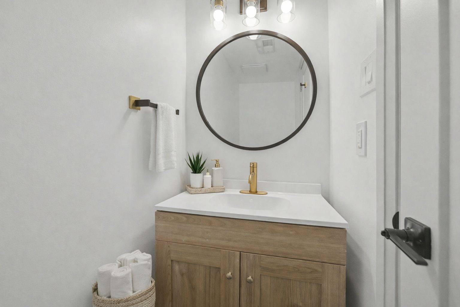 4 Marielle CT, Britannia Heights - Queensway Terrace N And Area, ON K2B 8P4