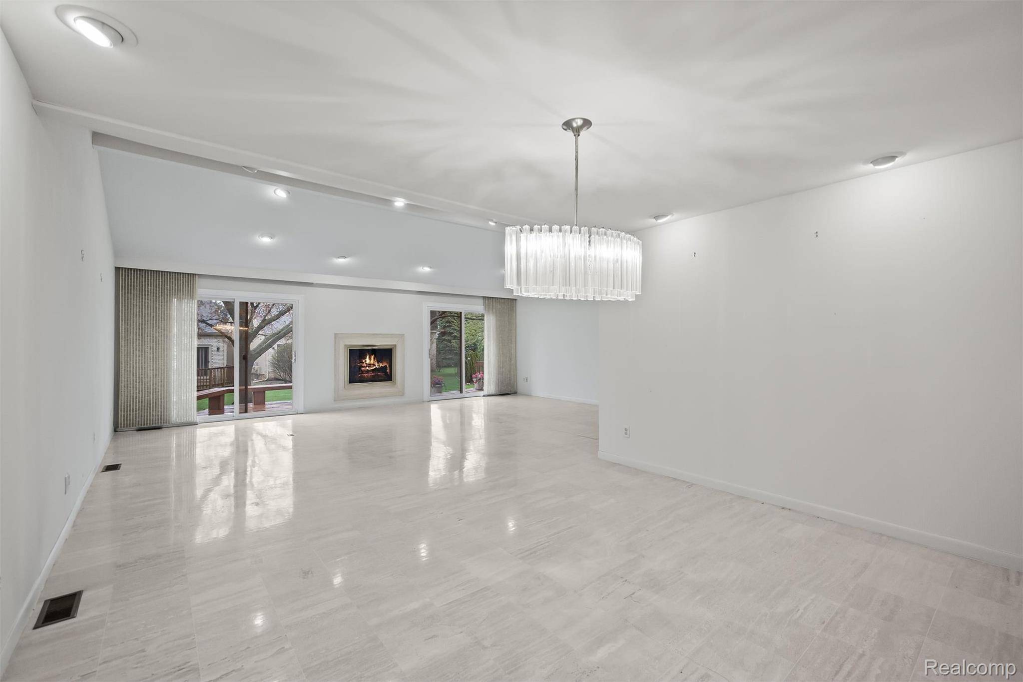 5129 Woodlands LN, Bloomfield Hills, MI 48302