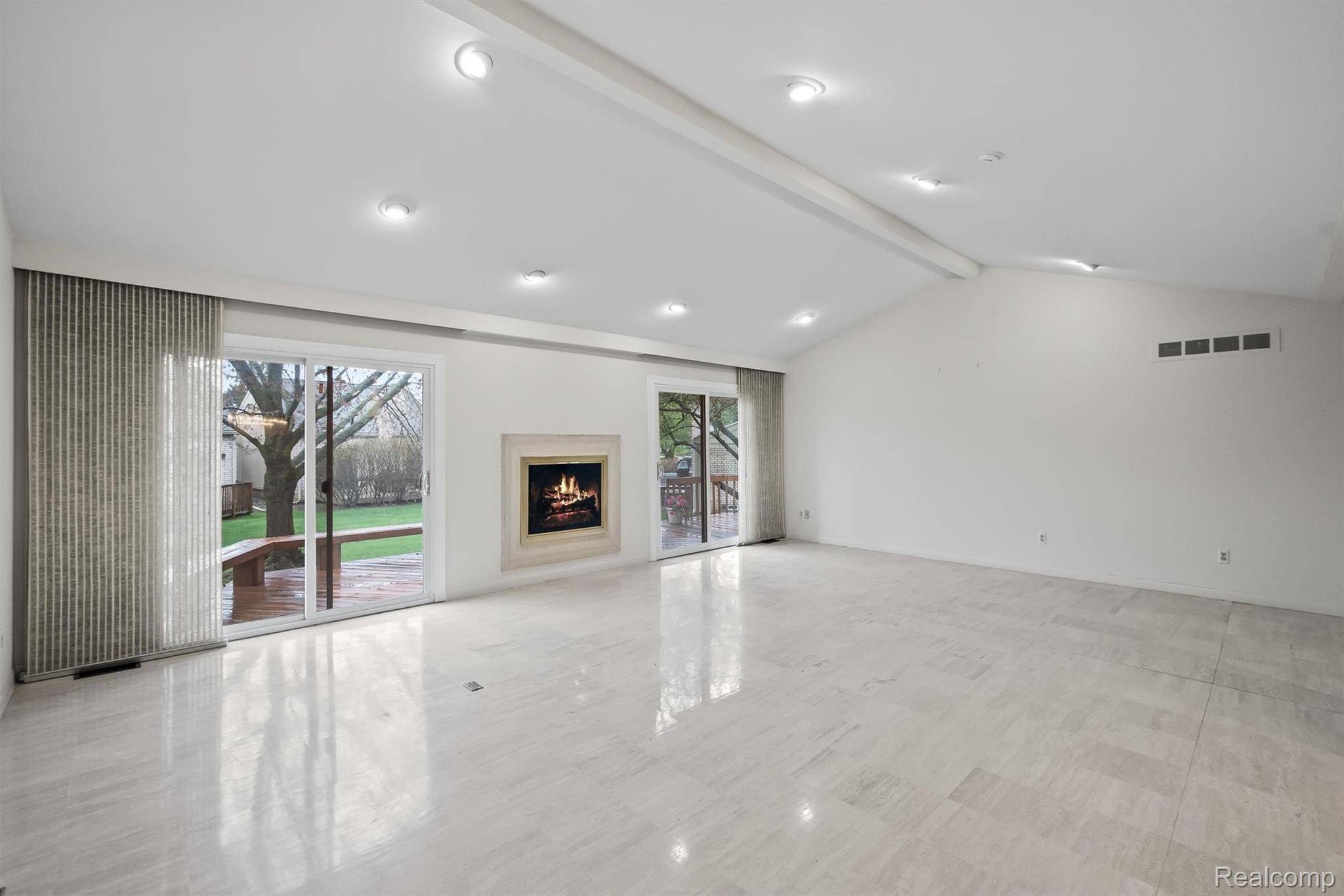 5129 Woodlands LN, Bloomfield Hills, MI 48302