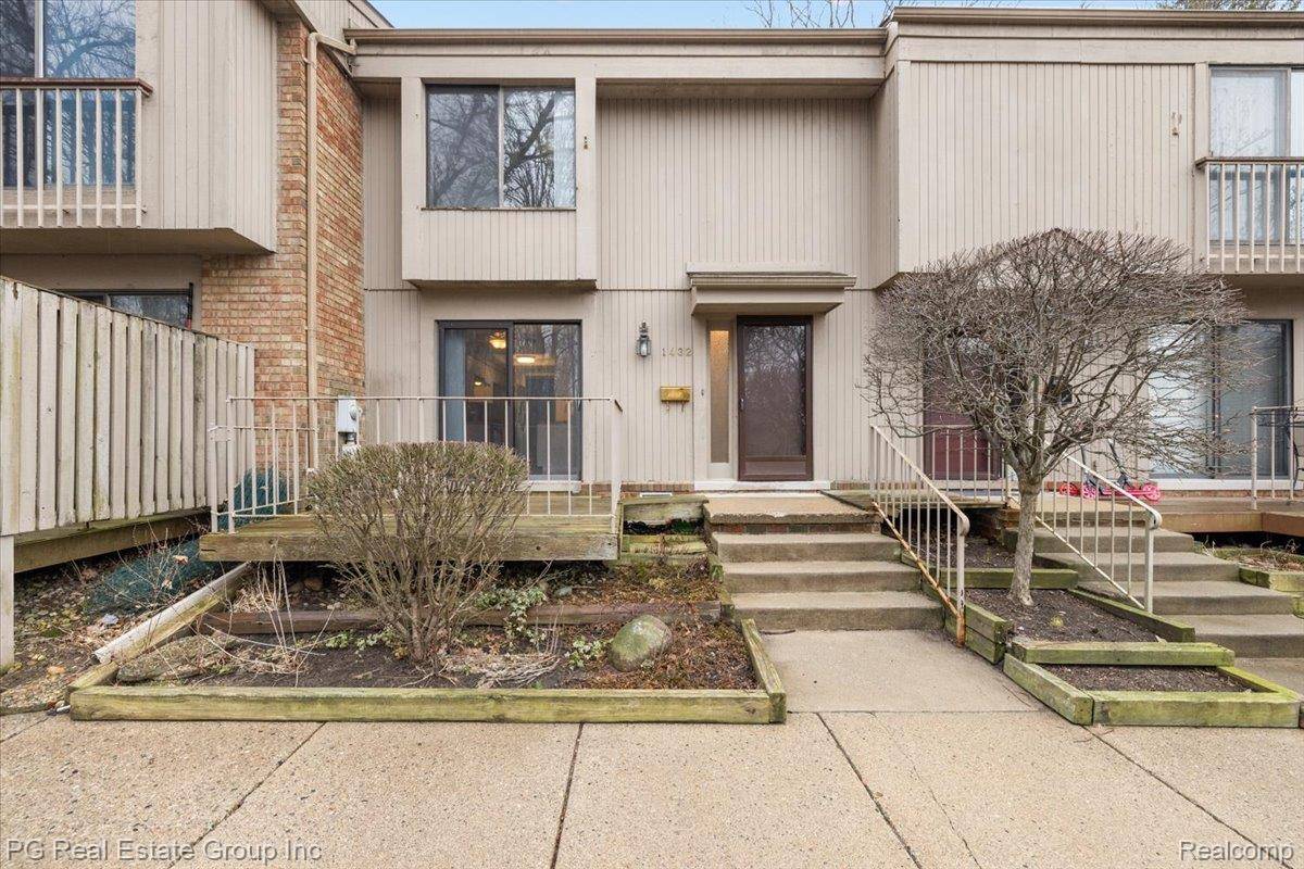 1432 Oakbrook E, Rochester Hills, MI 48307