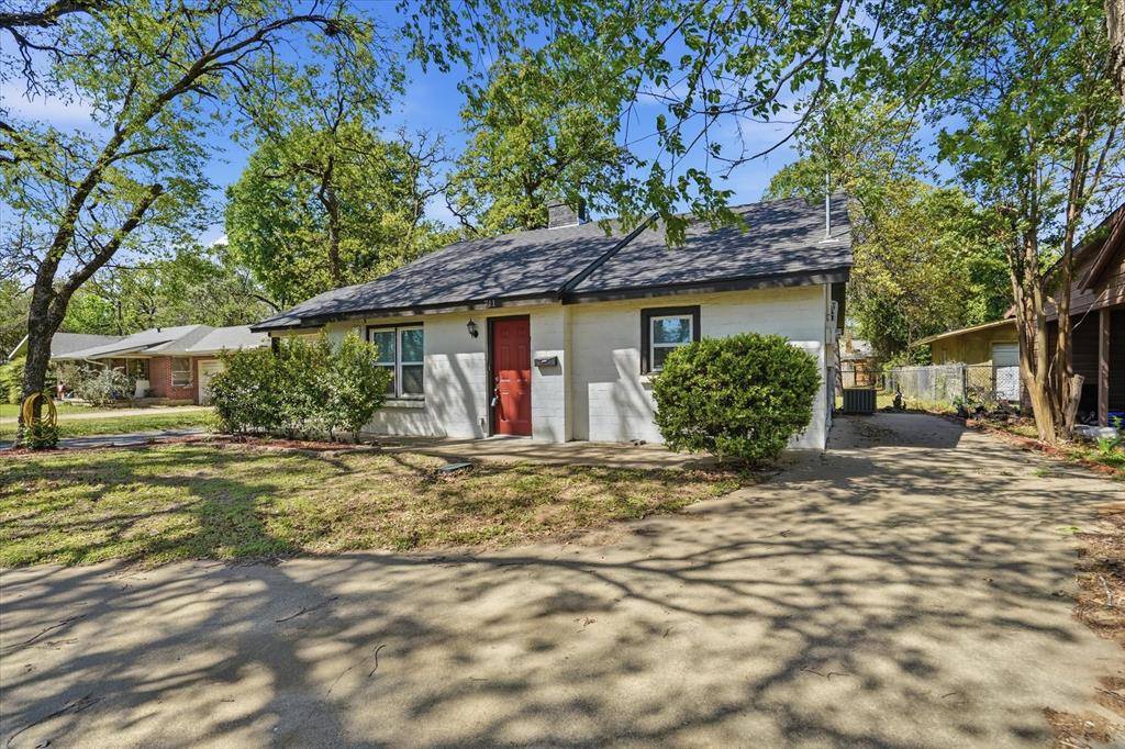 711 Roberts Cut Off Road, River Oaks, TX 76114