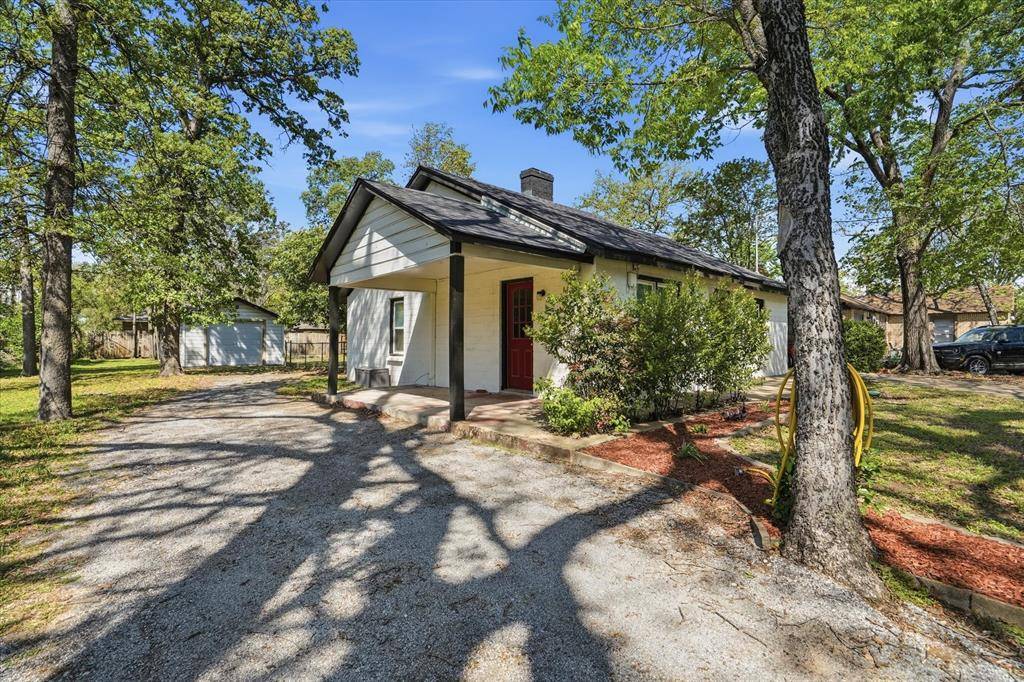 711 Roberts Cut Off Road, River Oaks, TX 76114