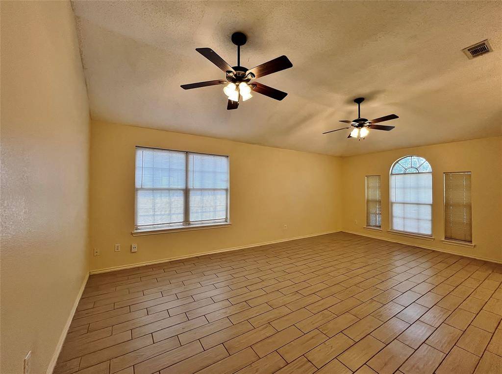 609 Blueberry Hill Lane, Mansfield, TX 76063