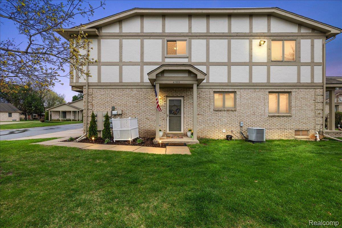 41999 King Edward CT, Clinton Charter Township, MI 48038