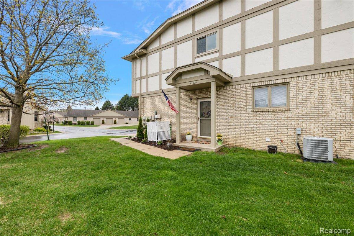 41999 King Edward CT, Clinton Charter Township, MI 48038