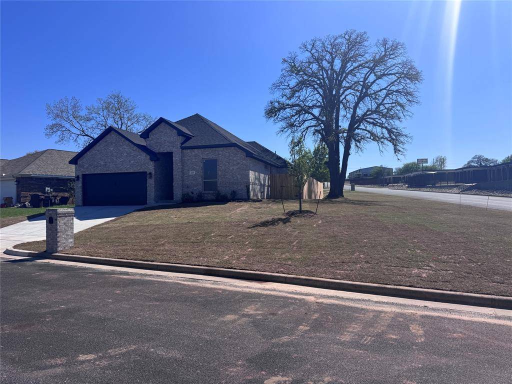 215 Sweetwater Drive, Weatherford, TX 76086