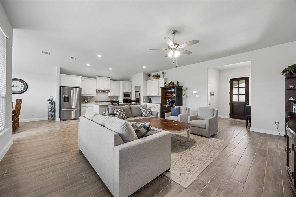 1009 Moss Grove Trail, Justin, TX 76247