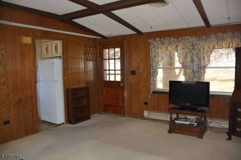 10 Watergate Dr, High Bridge Boro, NJ 08829