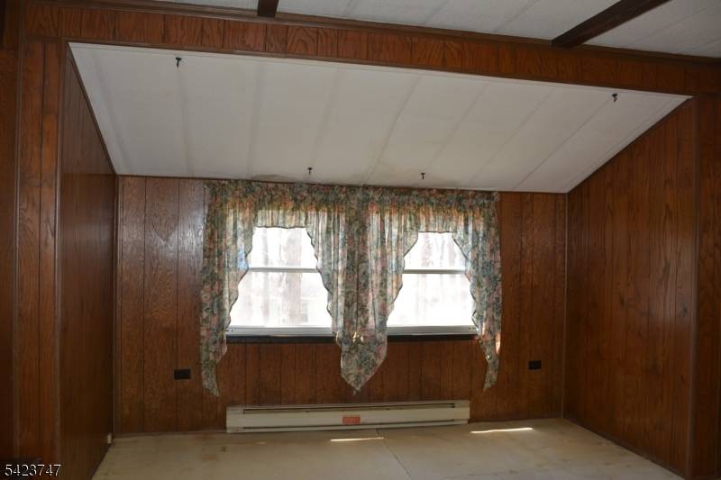 10 Watergate Dr, High Bridge Boro, NJ 08829