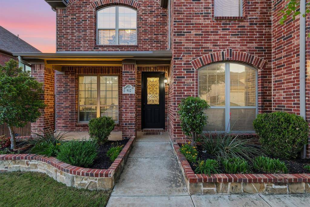 912 Hartford Court, Roanoke, TX 76262