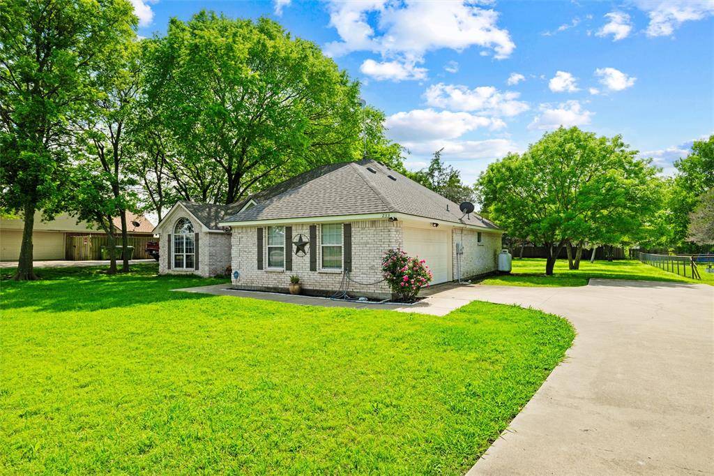 233 Country Meadows Drive, Waxahachie, TX 75165
