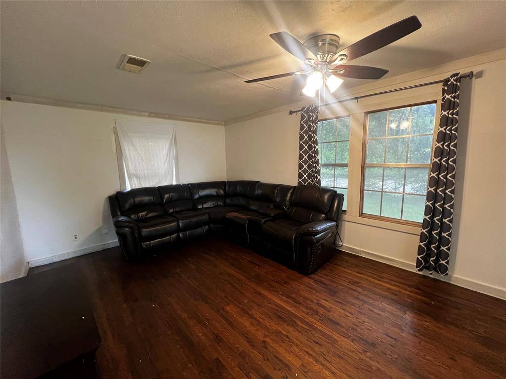 319 Ridgecrest Court, Azle, TX 76020