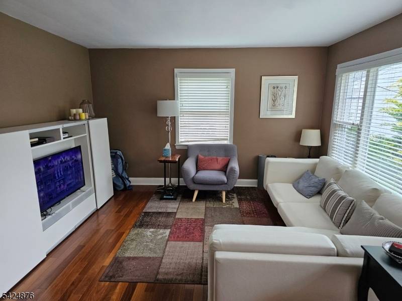 39 Glen Ave, Millburn Twp., NJ 07041