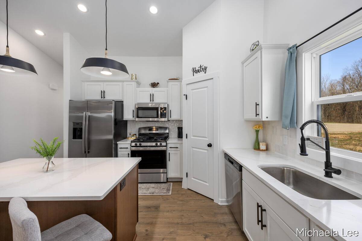 1548 N Village CIR, Oshtemochartertownship_kalamazoo, MI 49009