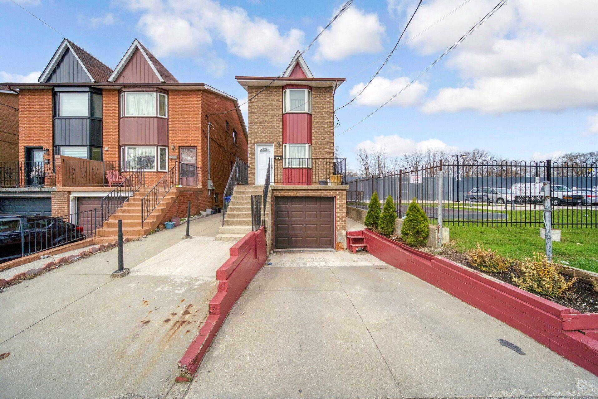 29A South Station ST, Toronto W04, ON M9N 3T8