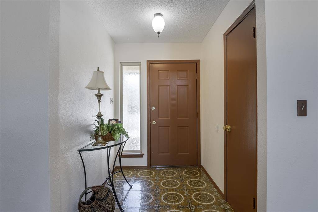 701 Del Mar Lane, Arlington, TX 76012