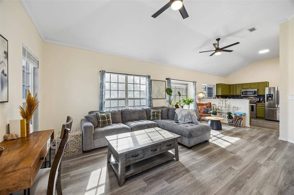 702 Cresent Drive, Desoto, TX 75115