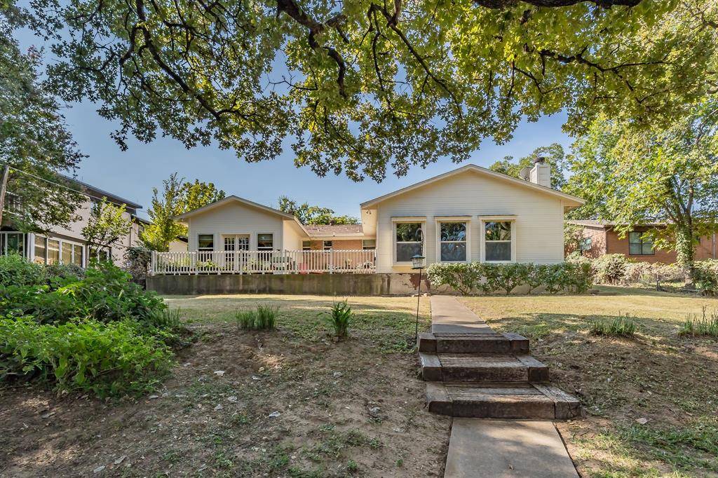 300 Shoreline Drive, Azle, TX 76020