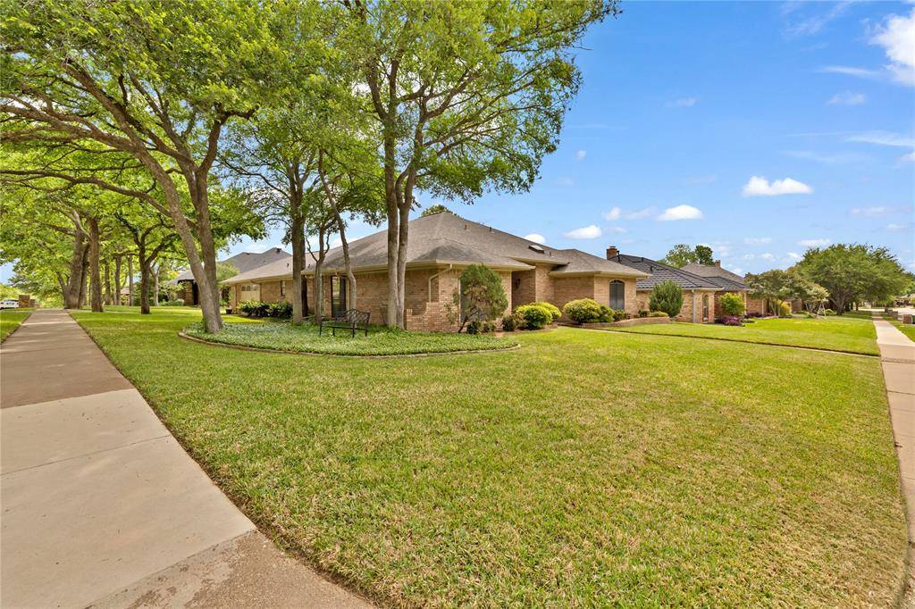 2528 Stonegate Drive N, Bedford, TX 76021