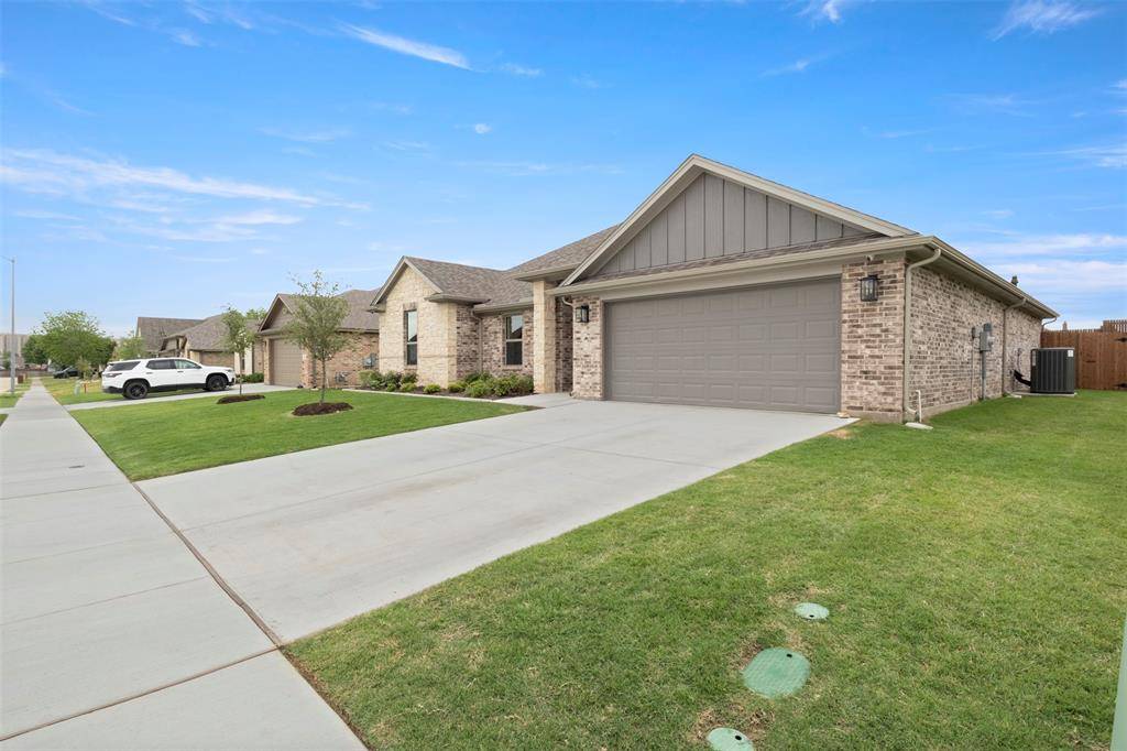 637 Mooney Drive, Saginaw, TX 76179