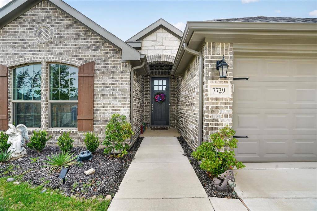 7729 Gatevine Avenue, Joshua, TX 76058