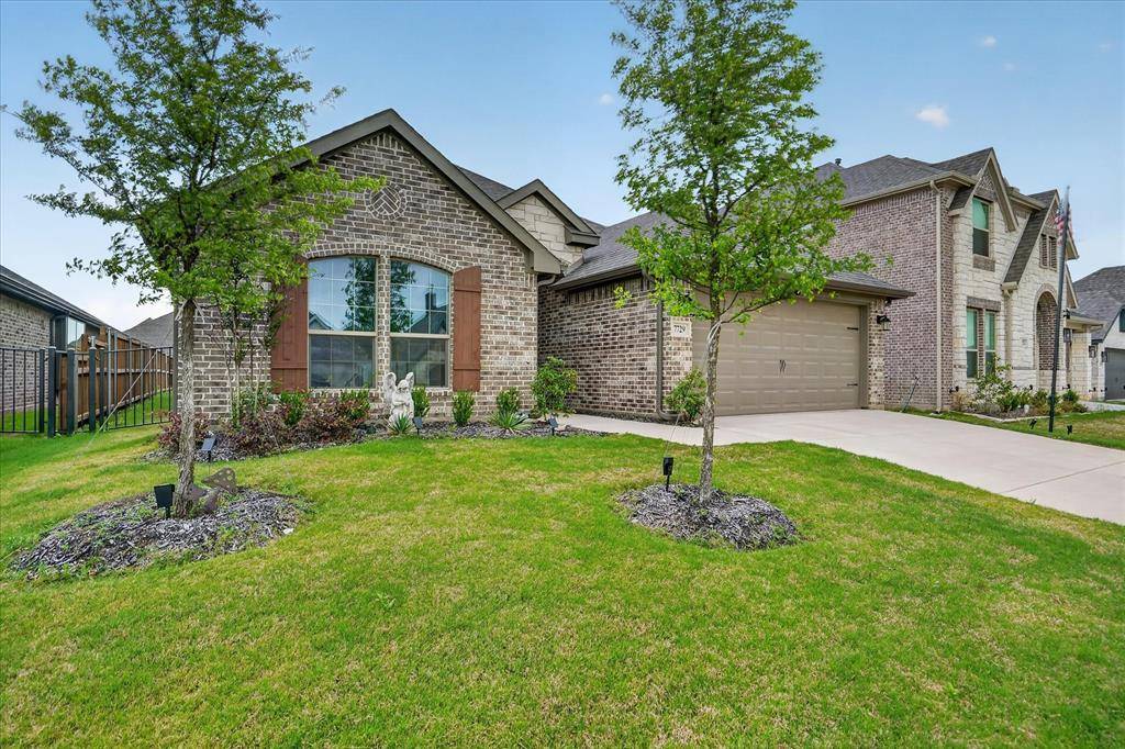 7729 Gatevine Avenue, Joshua, TX 76058