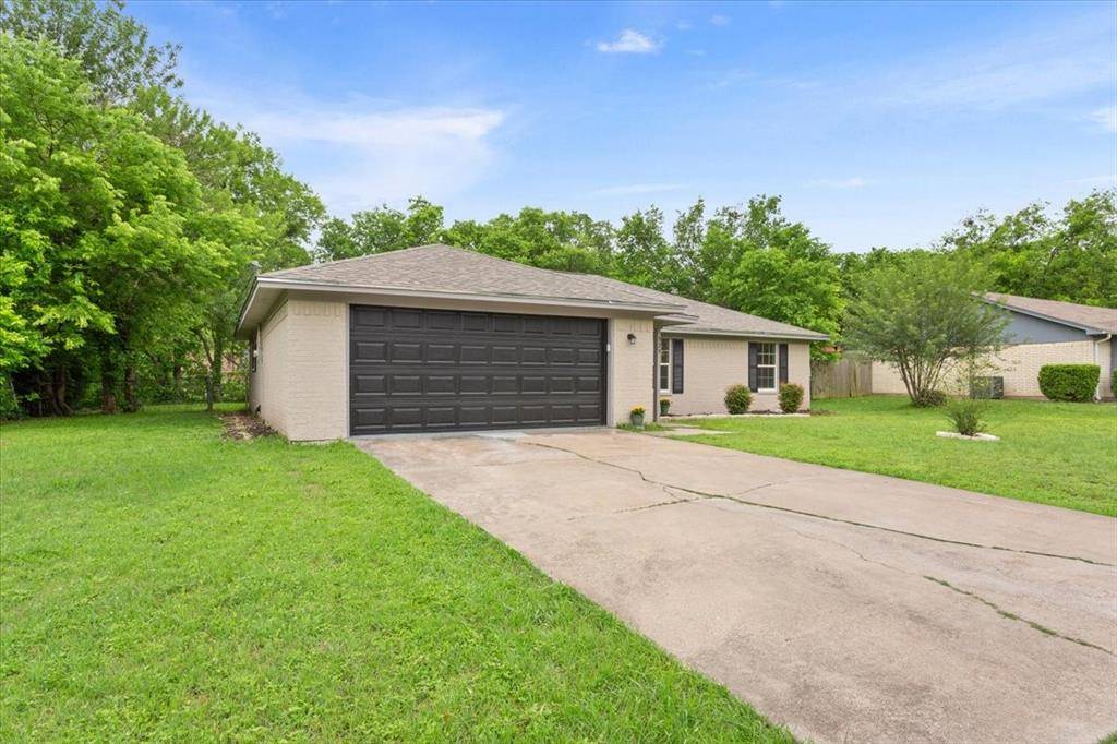 329 Applewood Lane, Hewitt, TX 76643