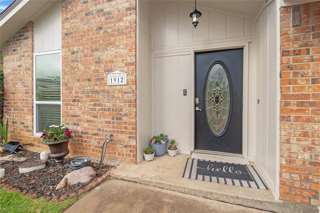 1912 Devonshire Court, Arlington, TX 76015