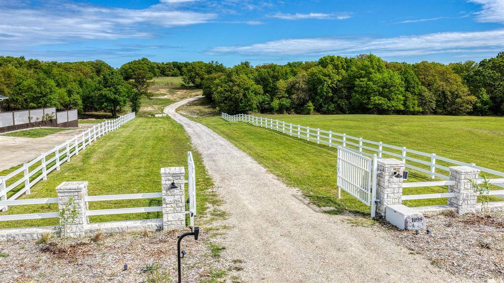 1098 Paradise Parkway, Poolville, TX 76487