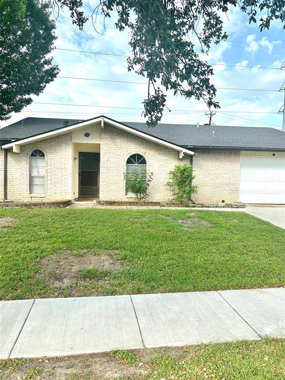 409 S Holiday Drive, Grand Prairie, TX 75052