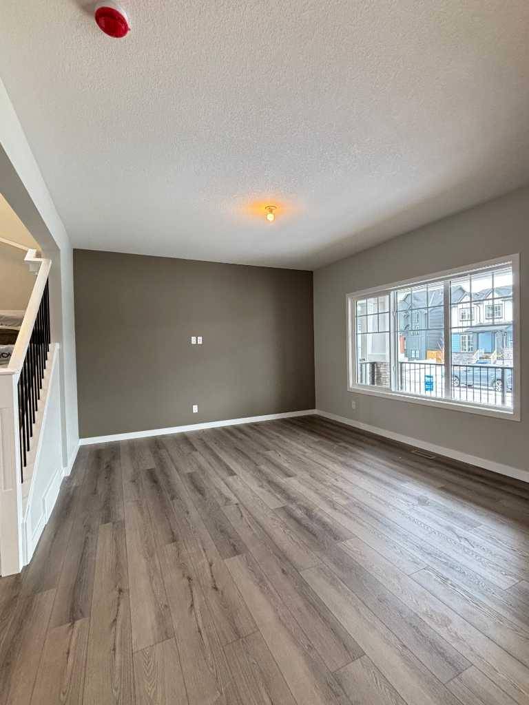 941 Reynolds LN, Airdrie, AB T4B 5L7