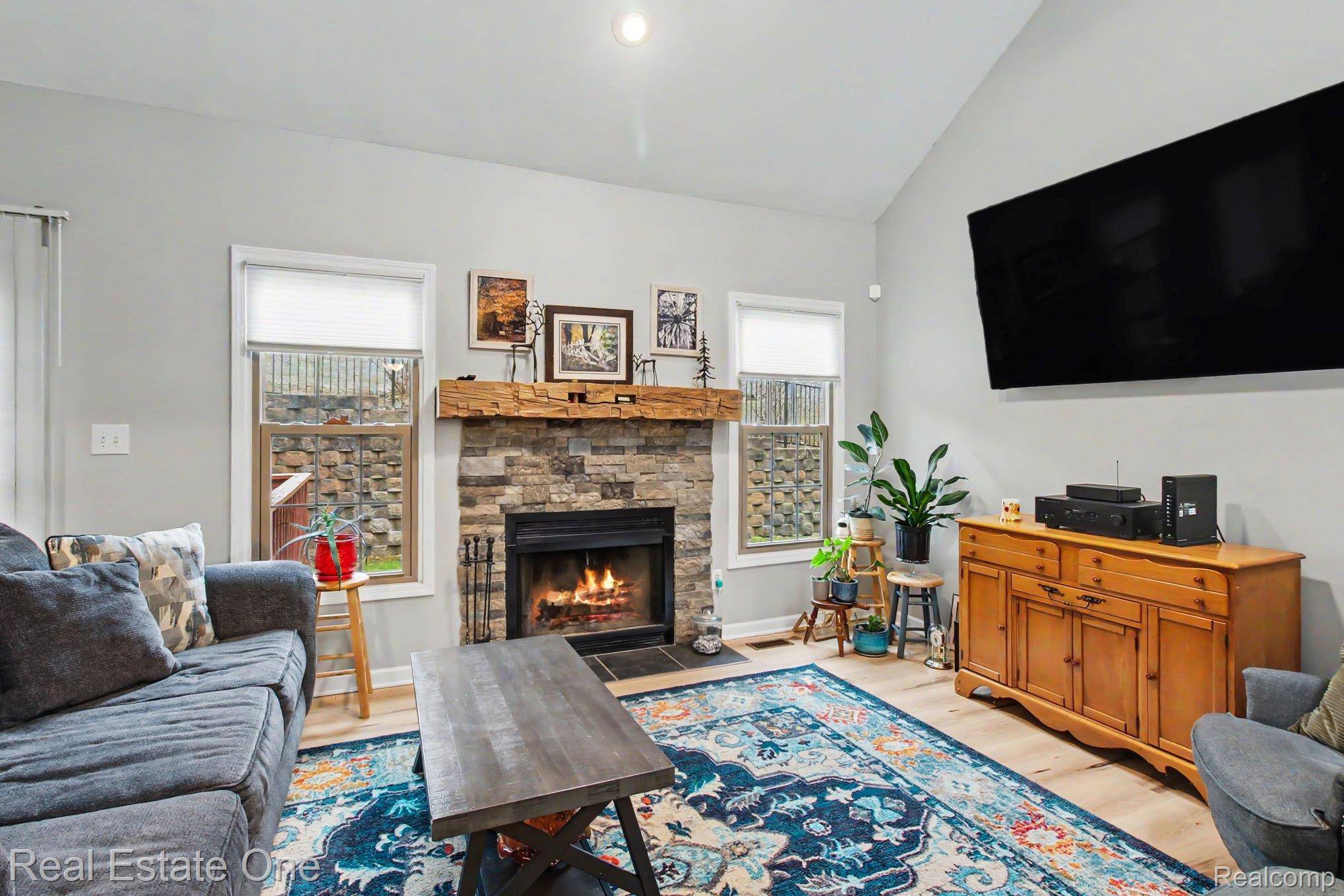 817 Woodridge Hills DR, Brighton, MI 48116