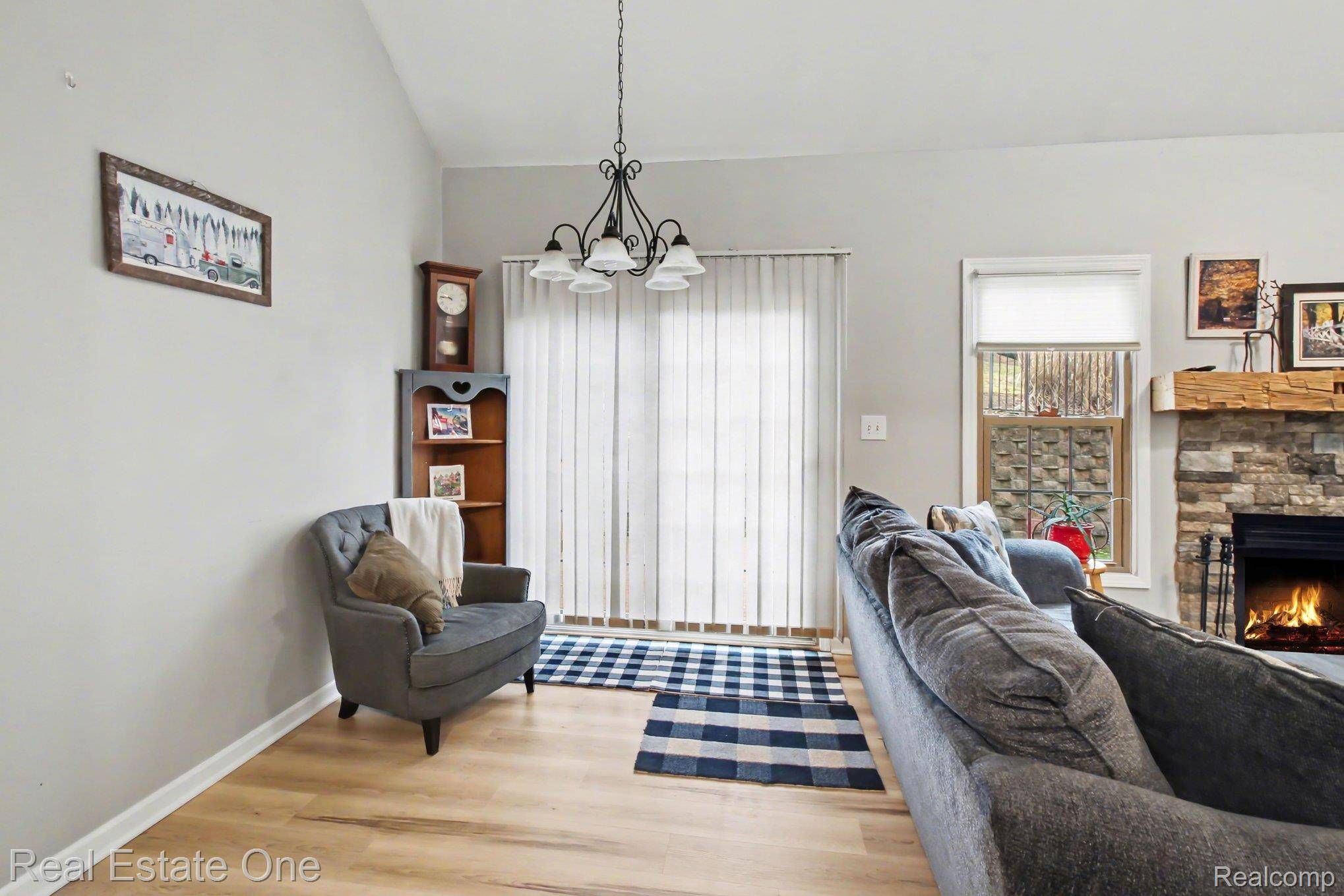 817 Woodridge Hills DR, Brighton, MI 48116