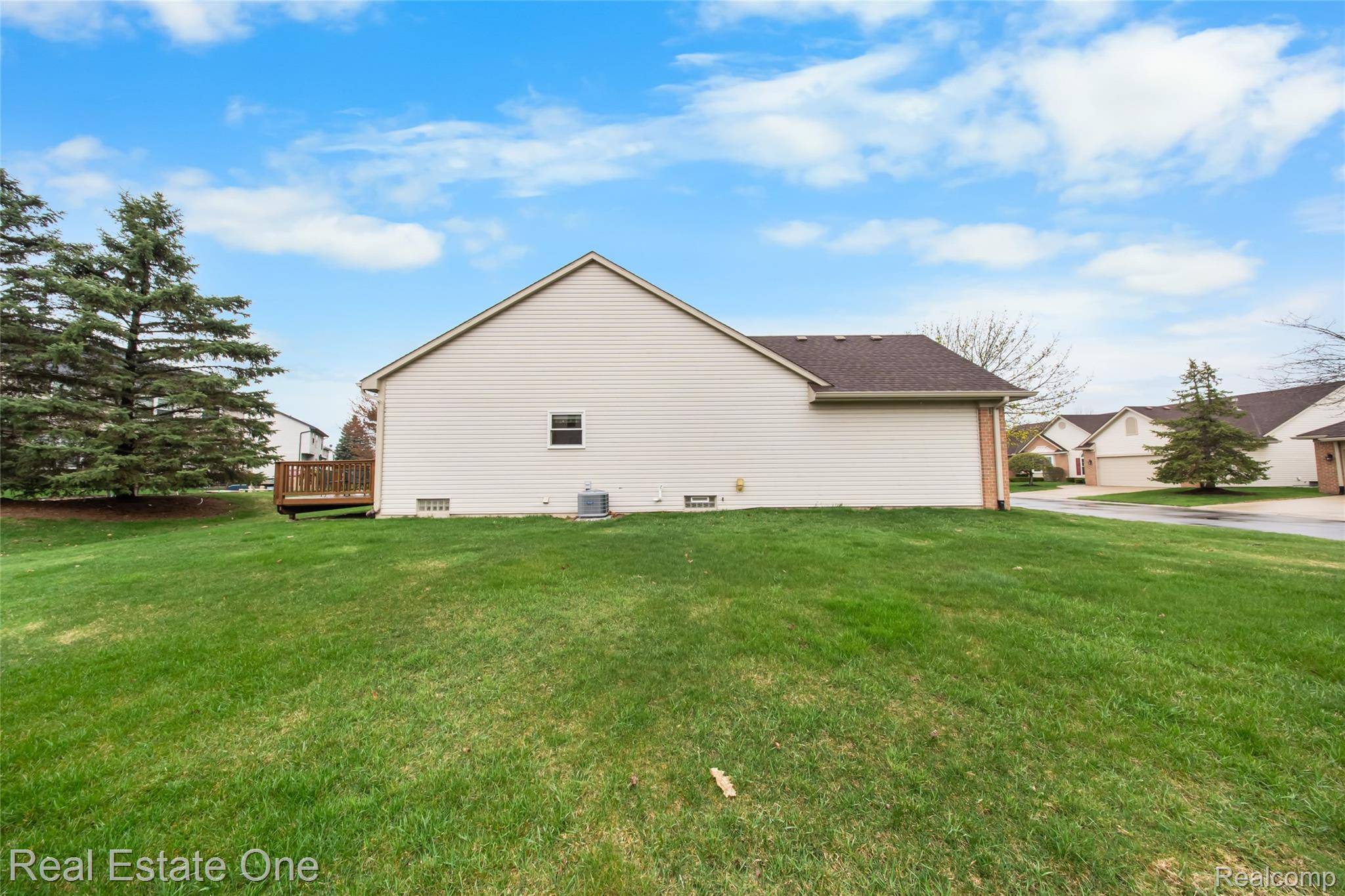 367 N Oak DR, Commerce Charter Township, MI 48390