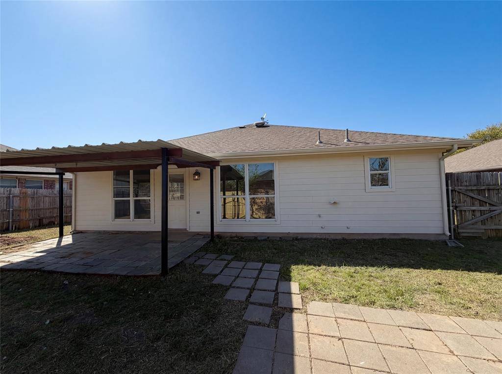 105 Kings Way Drive, Rhome, TX 76078