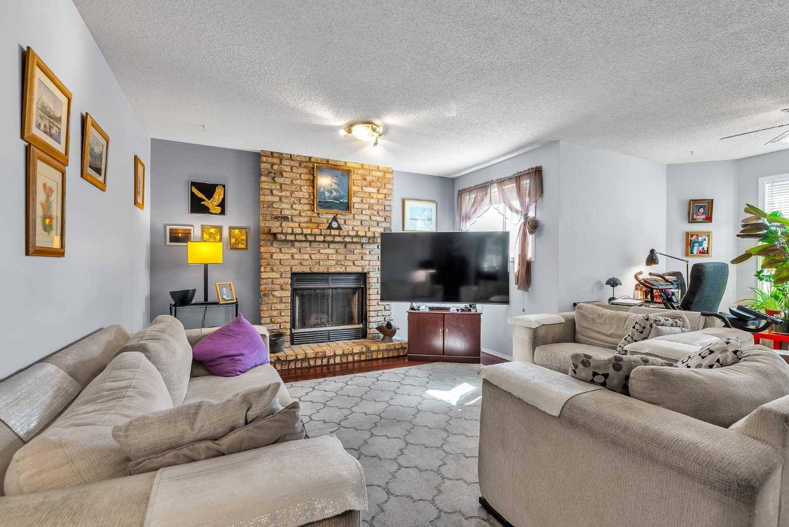 53 Shawfield RD SW, Calgary, AB T2Y 1Y7