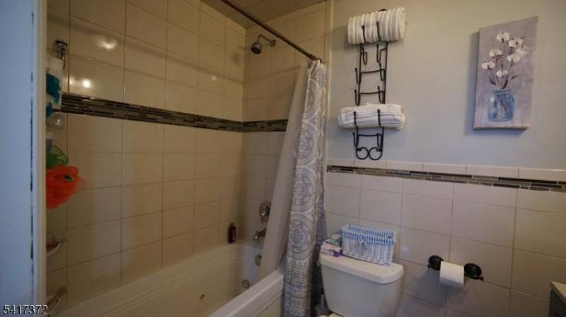 31 Kossuth St, Haledon Boro, NJ 07508