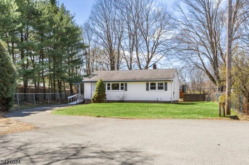 191 Lindley Ct, Andover Boro, NJ 07821