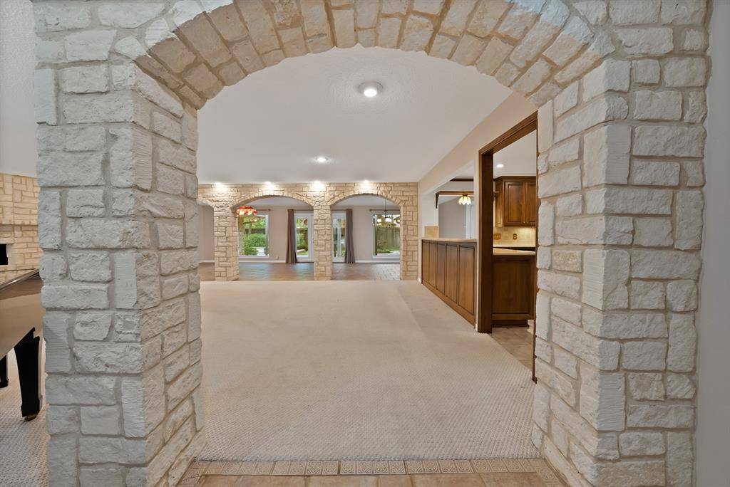 1008 Loch Lomond Drive, Arlington, TX 76012