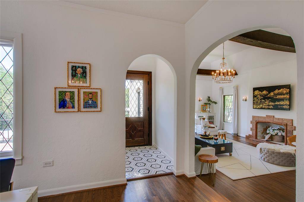 1150 N Canterbury Court, Dallas, TX 75208