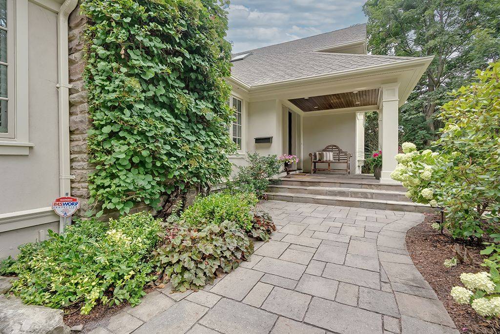 7 Colonial CRES, Oakville, ON L6J 4K8