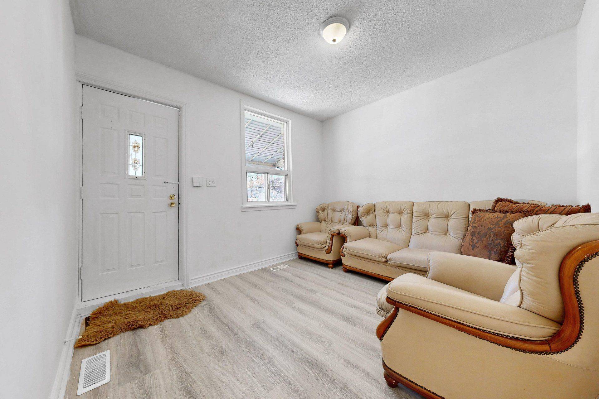 538 McRoberts AVE, Toronto W03, ON M6E 4R6