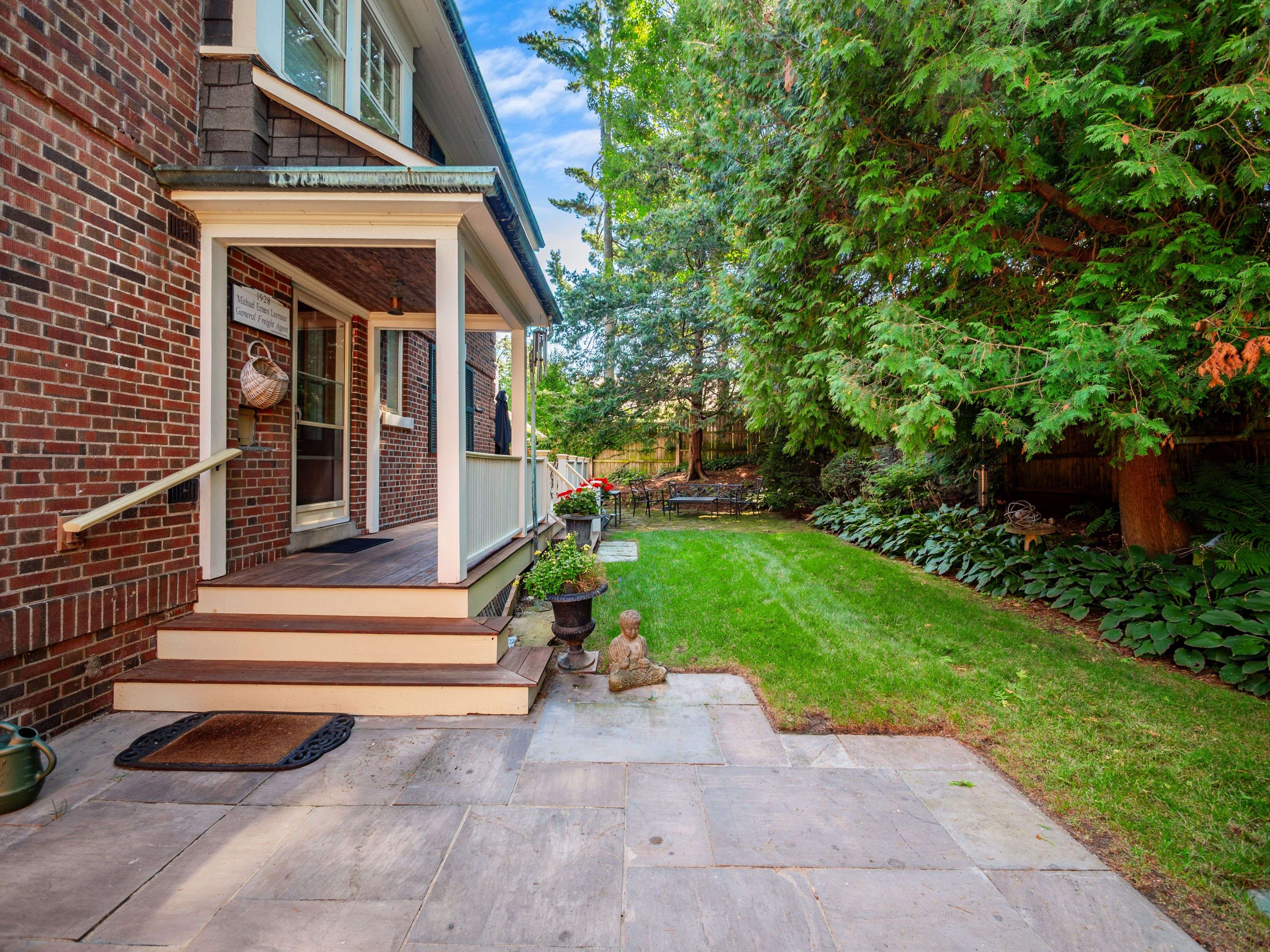 184 King ST, Oakville, ON L6J 1B4