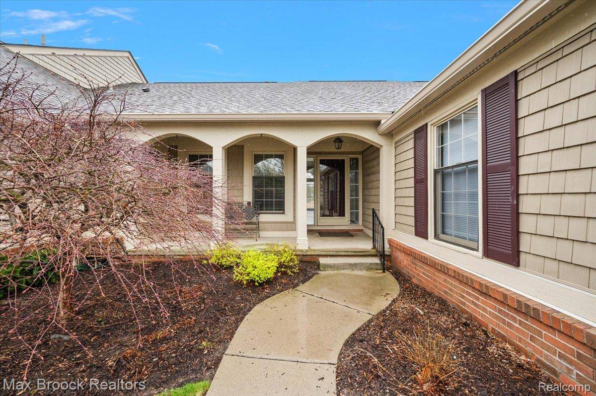 888 Tartan Trail, Bloomfield Hills, MI 48304